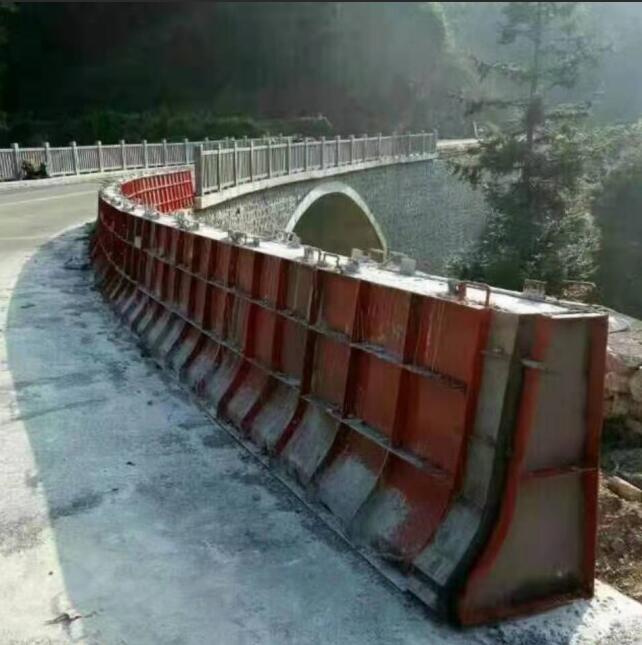 1582164689925785.jpg 隔离墩钢模具.jpg